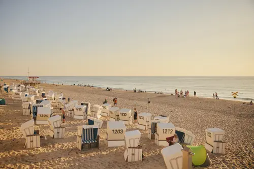 Sommerabend Am Strand Von Sylt – Entspannung In Strandkörben
