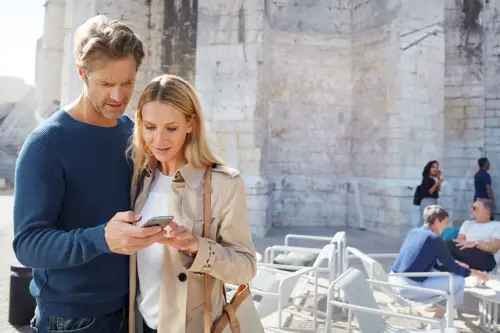 Miles and More Neuerungen Milesandmore Paar Smartphone 300Dpi