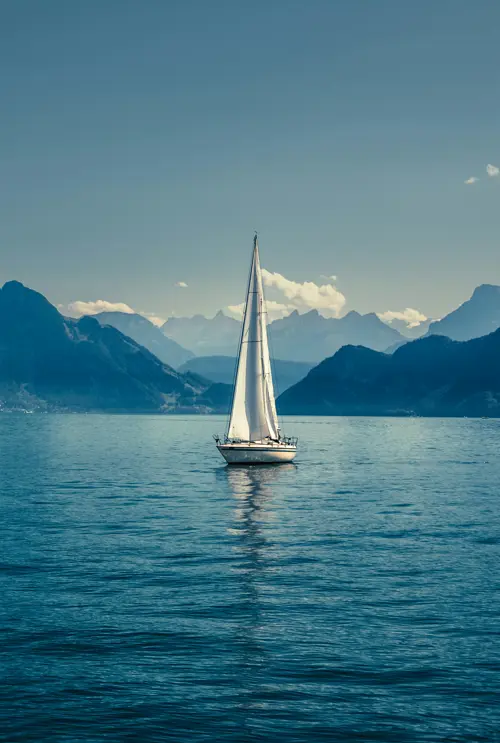 Segelboot auf See Jason Rai Unsplash